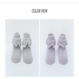 Vue détail chaussettes bébé, jolies finitions dentelle à volants, coton doux, gris et mauve.