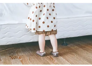 Detailansicht von Babysocken-Schuhen, weiche Sohle rutschfeste Kleinkind Lauflernschuhe.