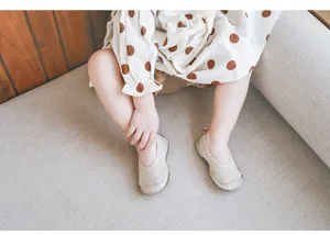 Weiche Kleinkind Laufsocken Schuhe mit rutschfestem Silikon Design für Babys im Detail.