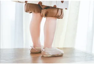 Süße Kleinkind Anti-Rutsch Socken Schuhe mit Schleife, weiche Sohle für das Laufen des Babys.