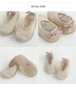 Baby Kleinkind Socken Schuhe Detailansicht, rutschfeste softe Sohle mit rosa Schleife.