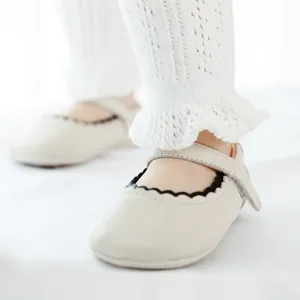 Scarpe bianche per bambini e leggings di cotone estivi, comodi indumenti per neonati.