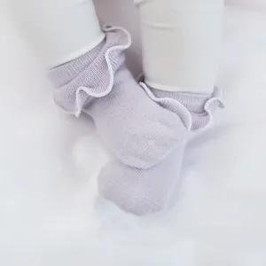 Jolies chaussettes pour bébé en coton doux avec des volants pour nouveau-né.