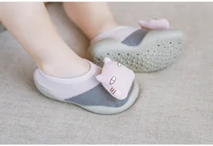 Kleinkind Socken Detail zeigt weiche Baumwolle, süßes Katzen Plüsch und rutschfeste Sohle.