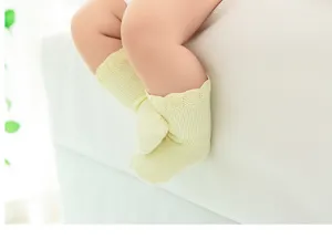 Gedetailleerde opname van schattige babysokken met fijne kanten rand en comfortabel ribbreisel.