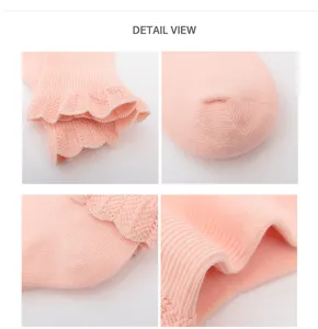 Gedetailleerd overzicht van katoenen baby sokken met kant, zachte textuur en naadloze teengedeelte.