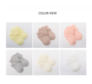 Gedetailleerd weergave van kleuren voor schattige katoenen babysokken met kant, naadloos comfort.