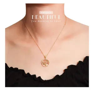 Squisita collana con ciondolo albero della vita in diamanti, catena clavicolare in oro.