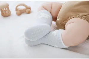 Chaussettes mi-hautes épaisses en peluche pour nouveau-né mignon dessin animé antidérapant