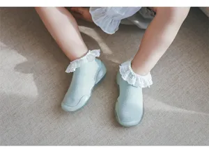 Kleinkind Socken mit Spitze Mesh Detail, rutschfeste Gummisohle, bequeme Babyschuhe.