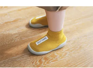 Kleinkind Anti-Rutsch Socken mit Gummisohle, gelbe Strick Babyschuhe Lauflernschuhe Detail