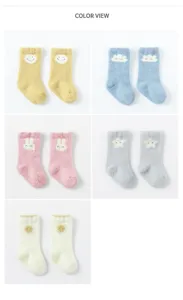 Chaussettes de bébé épaisses et duveteuses avec motifs de dessins animés, design chaud.