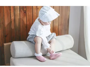Kleinkind Anti-Rutsch Laufsocken Schuhe mit süßem Spitzen-Rüschen-Design für Babys Alltag.