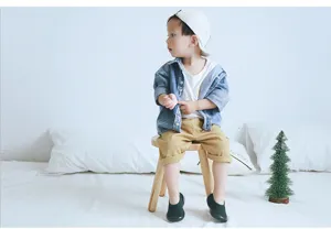 Detailansicht Kleinkind mit rutschfesten weichen Sohlen Socken Schuhen, bequeme Babyschuhe.