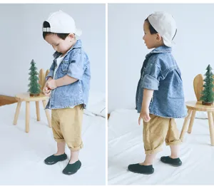 Detailaufnahme von Babyschuhen mit rutschfester Weichsohle fuer sichere erste Gehversuche.