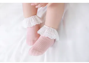 Jolies chaussettes pour bébé avec volants en dentelle blanche et rose, douces et confort.