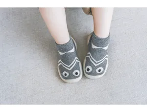 Kleinkind Anti-Rutsch-Socken mit süßen Cartoon-Augen und weicher Gummisohle für Babys.