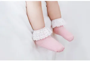 Chaussettes rose pour nouveau-né bébé fille avec volants de dentelle blanche doux.