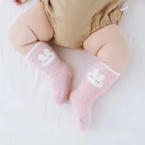 Jolies chaussettes d'hiver épaisses pour nouveau-né avec un joli motif de lapin pour bébé.