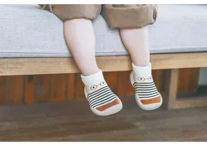 Detailansicht rutschfeste Kleinkindersocken mit süßem Brillenmuster für Babys und Kleinkinder.