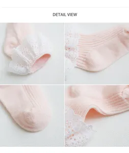 Gros plan de chaussette bébé rose avec bordure en dentelle blanche et texture douce.