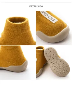 Detailansicht von Baby Antirutsch Lauflernschuhen mit flexibler Gummisohle und weichem Strick.
