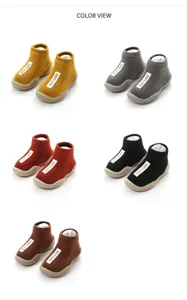 Kleinkind Anti-Rutsch-Stoppersocken mit Gummisohle, bequeme Babylaufschuhe in bunter Detailansicht.