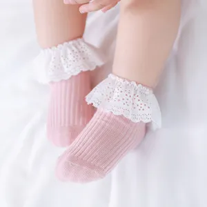 Jolies chaussettes bébé roses à volants blancs, coton doux pour nouveau-nés et filles.