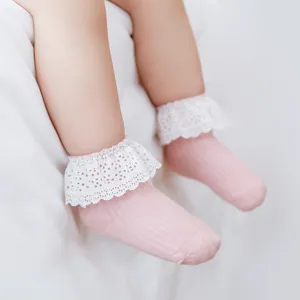 Jolies chaussettes rose bébé avec volant en dentelle blanche et coton doux vue principale