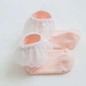 Jolis chaussettes à volants en dentelle pour nouveau-né bébé fille en coton doux vue principale