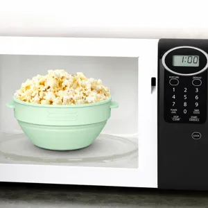 Gedetailleerd overzicht van de inklapbare siliconen popcornkom, geschikt voor de magnetron.