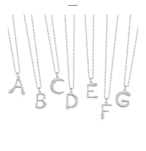 Nahaufnahme Detailansicht von silbernen Buchstaben Anhänger Halsketten mit funkelnden Zirkonsteinen.
