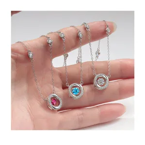 Nahaufnahme von drei eleganten Sterlingsilber Halsketten mit funkelnden Steinen in drei Farben.
