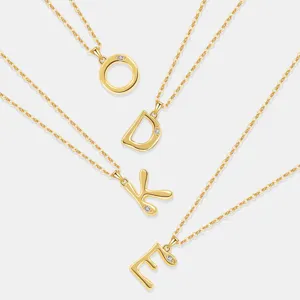 Entdecken Sie die elegante S925 Silber Buchstaben Kette, ein schickes Accessoire für Damen.