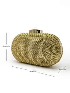 Détail de pochette tissée dorée montrant un savoir-faire exquis, une structure et des tailles.