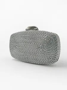 Détail de pochette tressée en PU, fermoir métallique exquis, accessoire de soirée compact.