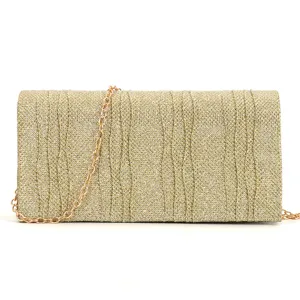 Détail de pochette de soirée pailletée dorée avec bandoulière chaîne et texture brillante.