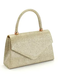 Vue détaillée du sac de soirée pailleté doré, mettant en valeur la texture élégante.
