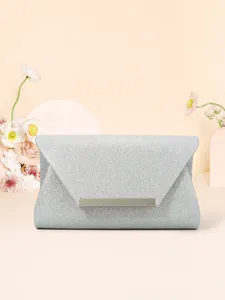Vue détaillée du sac pochette de soirée argenté à paillettes scintillantes, accessoire chic.