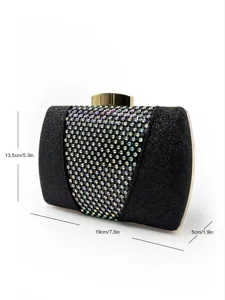 Détails du sac de soirée noir en strass, design scintillant avec fermoir et quincaillerie dorés.