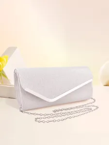 Pochette de soirée pailletée argentée avec chaîne métallique, vue détaillée de la texture.