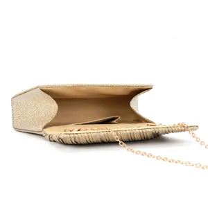 Goldene Glitzer-Abendtasche Detailansicht mit eleganter Kette und praktischem Klappverschluss.