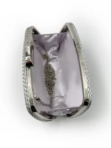 Sac pochette de soirée tressé en PU argenté avec chaîne métallique et détail intérieur ouvert.