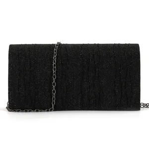 Vue rapprochée du sac de soirée noir à sequins brillants montrant la chaîne et la texture.