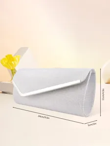 Vue détaillée de l'élégante pochette de soirée pailletée argentée avec une texture fine et compacte.