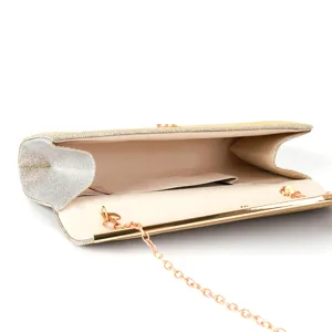 Élégant sac de soirée pochette pour femme avec chaîne métallique et finition pailletée.