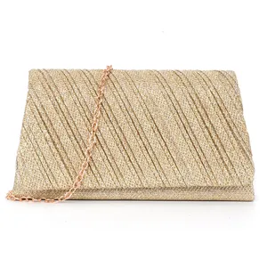 Detailansicht der glitzernden goldenen Abendtasche mit feinen Diagonalfalten und Kette.