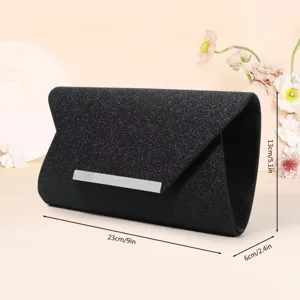 Détail de la pochette de soirée pailletée noire avec dimensions, rabat et barre métallique.