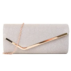 Sac de soirée scintillant pour femme avec chaîne métallique et élégante barre décorative.