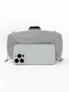 Sac clutch tressé en cuir PU argenté avec serrure métallique et chaîne pour soirée de femme.